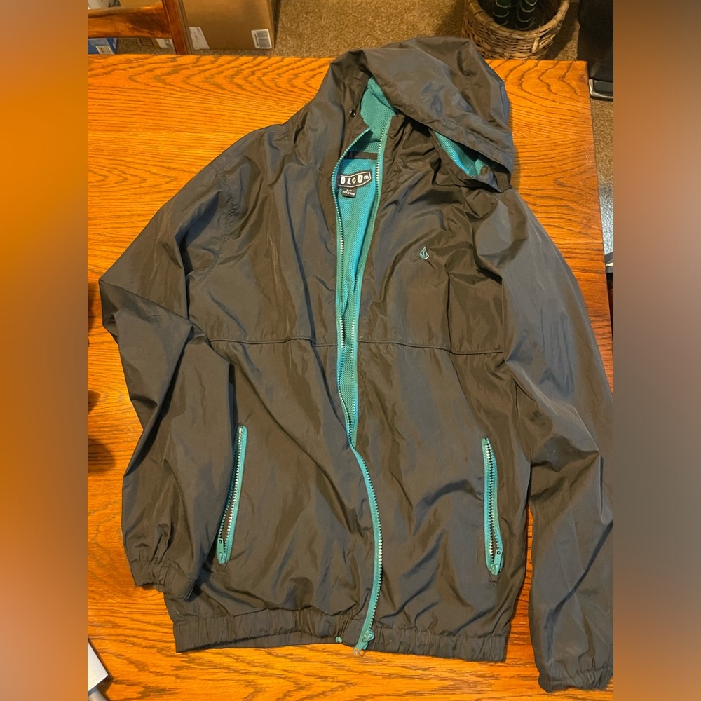 VOLCOM- men’s oversized black and teal windbreaker with zip pockets